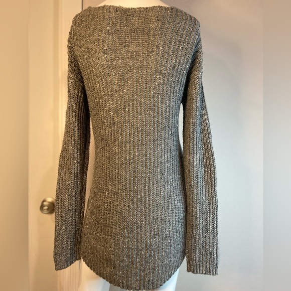 Abound~V-Neck Neutral Gray Speckled Tunic Sweater~Long Sleeve~Curved Hem~Size XS - Picture 10 of 13